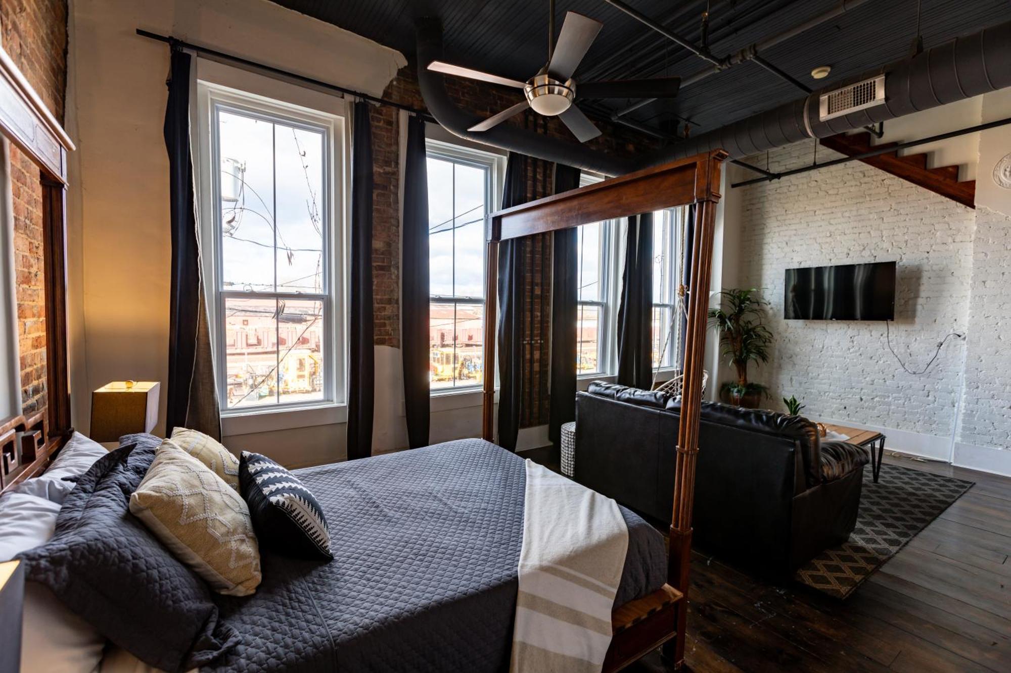 The Two Story Loft Apartment Springfield Exterior photo