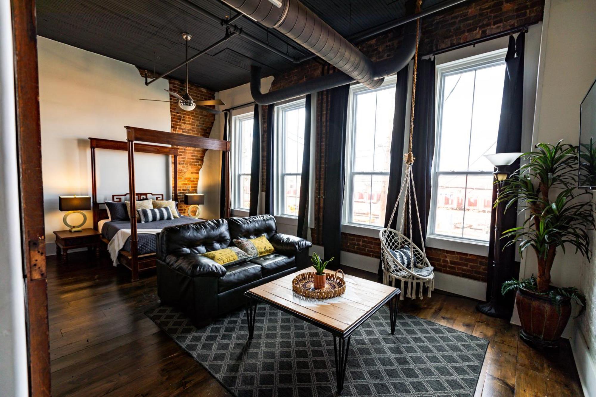 The Two Story Loft Apartment Springfield Exterior photo