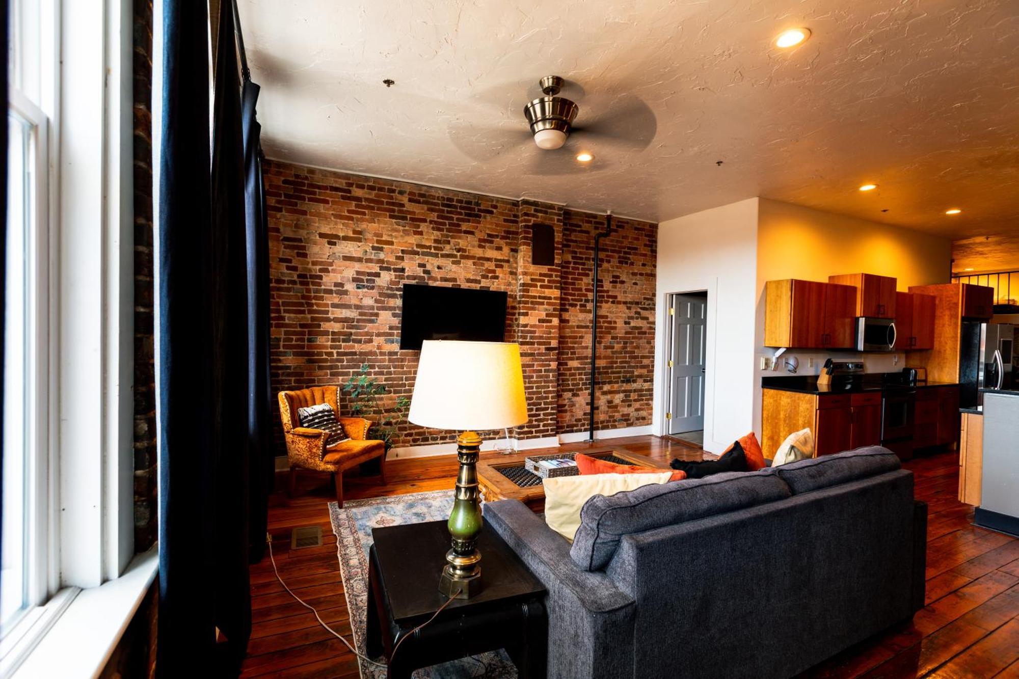 The Two Story Loft Apartment Springfield Exterior photo
