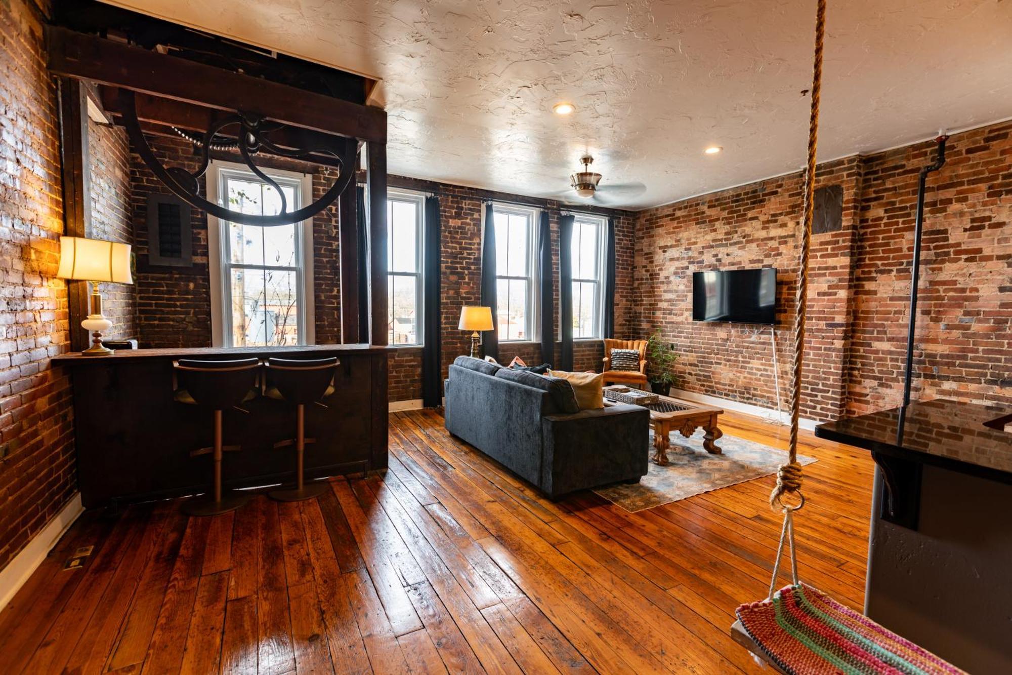 The Two Story Loft Apartment Springfield Exterior photo